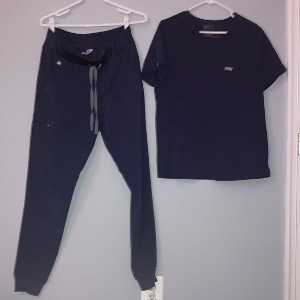 Figs scrub set. Medium one pocket top. Medium tall jogger. Navy